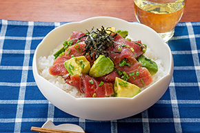 まぐろとアボカドの漬け丼