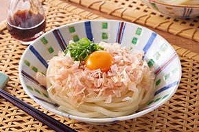 かつお節たっぷり釜玉うどん