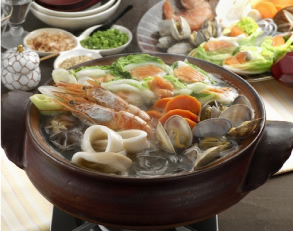 写真：鮭ロールのだし旨海鮮鍋
