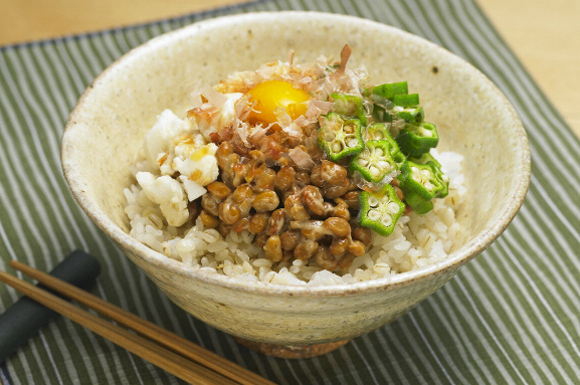 三色納豆ネバネバのせ丼