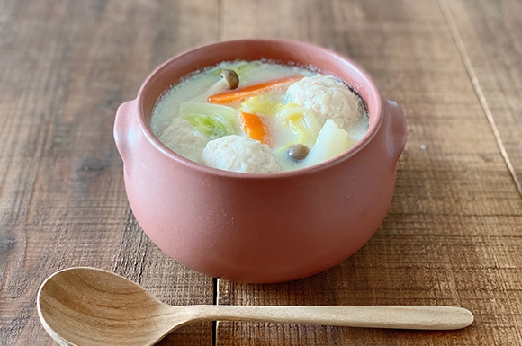 鶏団子とたっぷり野菜の和風豆乳スープ