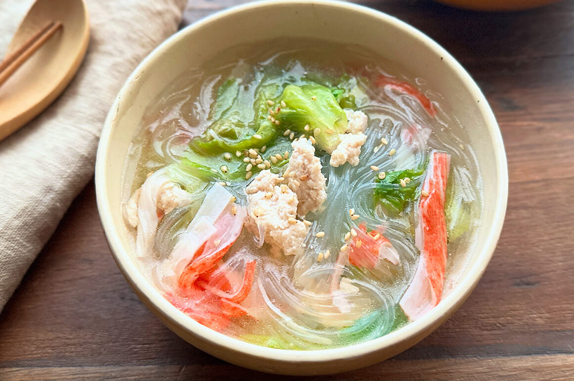 鶏そぼろとレタスの春雨スープ