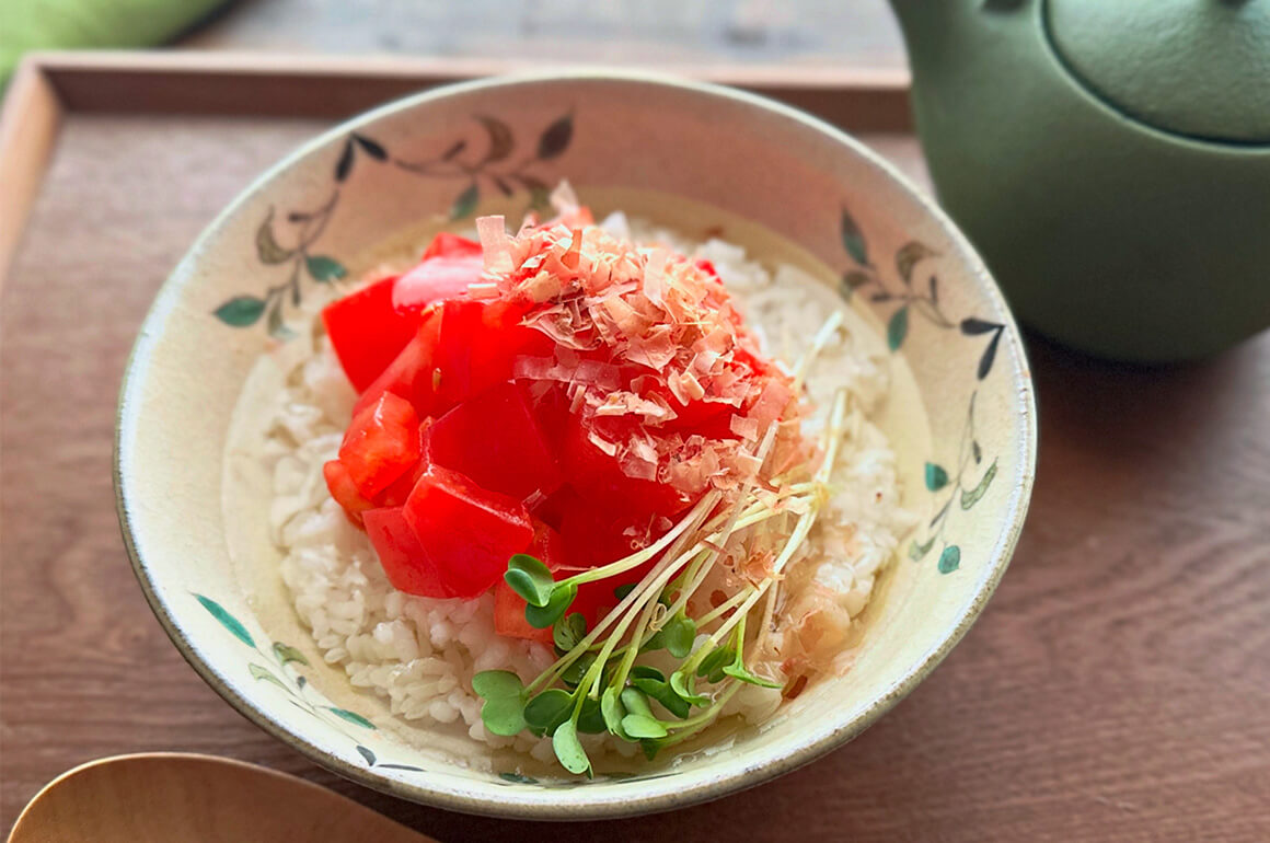 トマトとかつお節の冷やし茶漬け