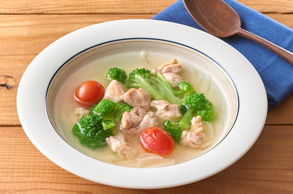 鶏もも肉とブロッコリーの白だしスープ