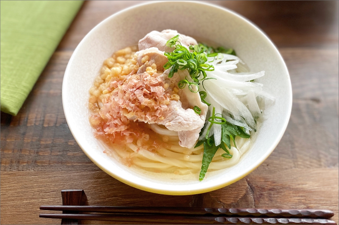 白だしで作る冷しゃぶと新玉ねぎのサラダうどん