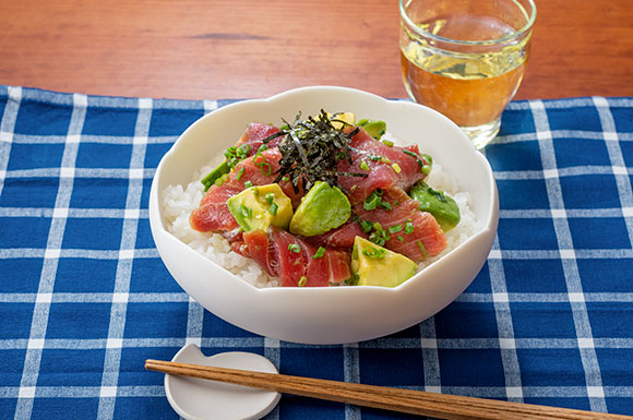 まぐろとアボカドの漬け丼