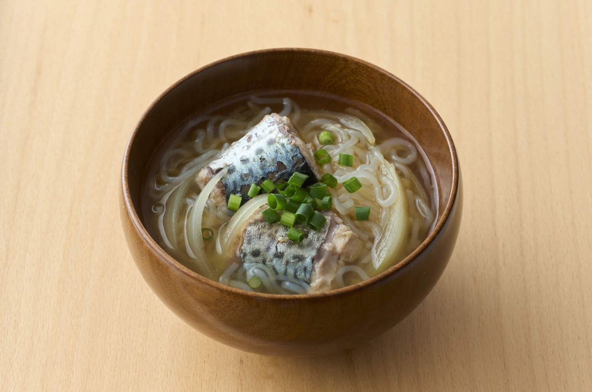 さば缶、しらたき、玉ねぎの味噌汁