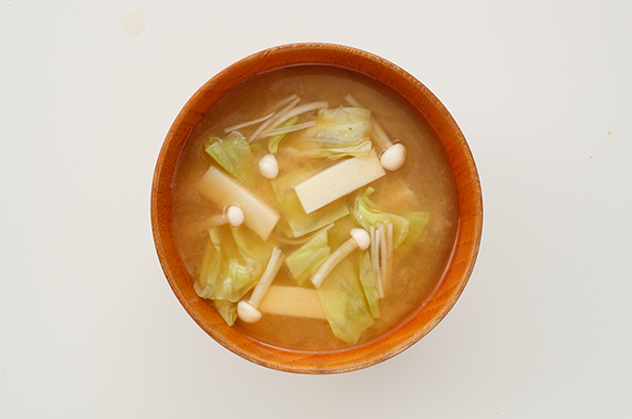 キャベツと高野豆腐の味噌汁