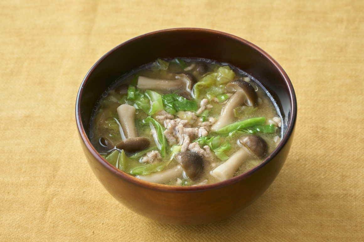 豚ひき肉、しめじ、キャベツの味噌汁