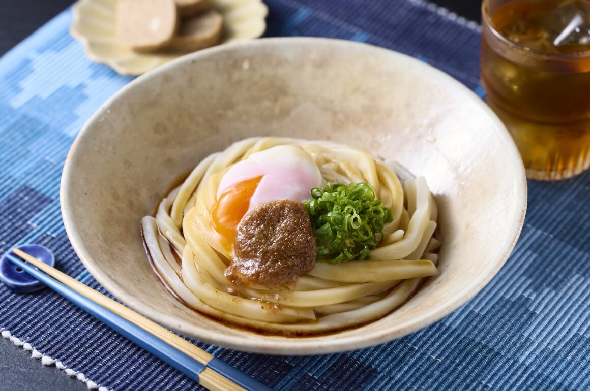 温玉うどんかつお粉バター乗せ