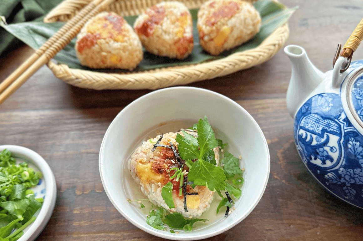 梅おかかとチーズのもち麦焼きおにぎりのだし茶漬け