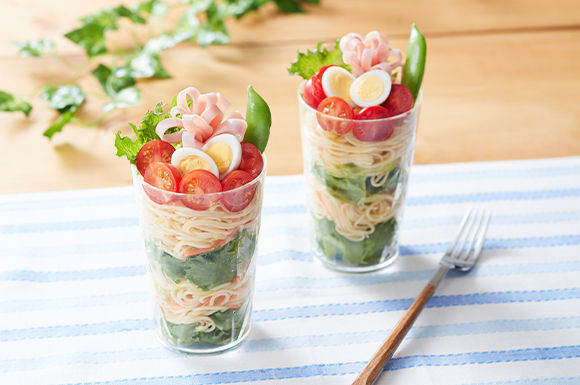 おうちランチ！春野菜のカップサラダ麺