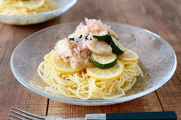 ズッキーニと揚げ鶏の冷製おかかレモンパスタ