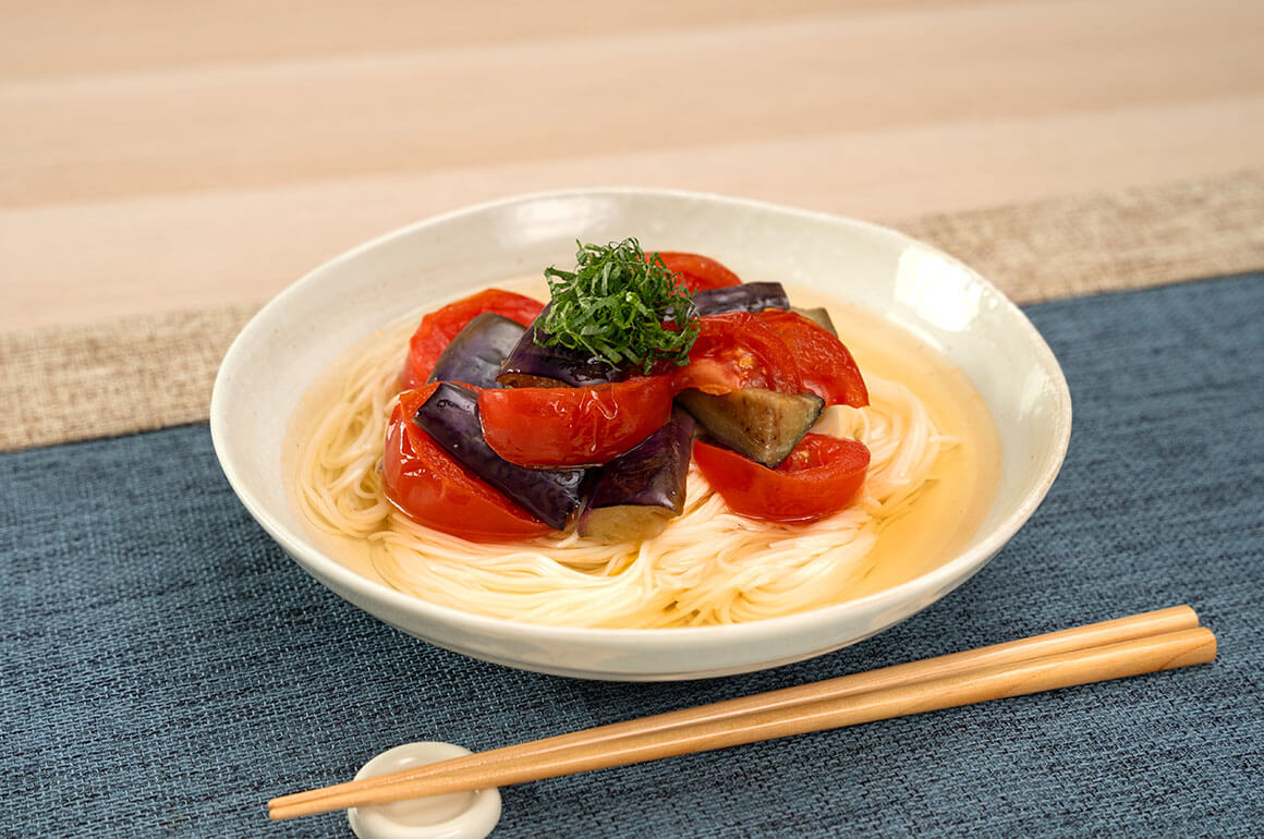 食欲そそる！焼きトマトとなすの白だしそうめん