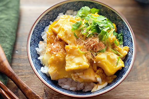 簡単節約！めんつゆの厚揚げ卵とじ丼【包丁いらず】