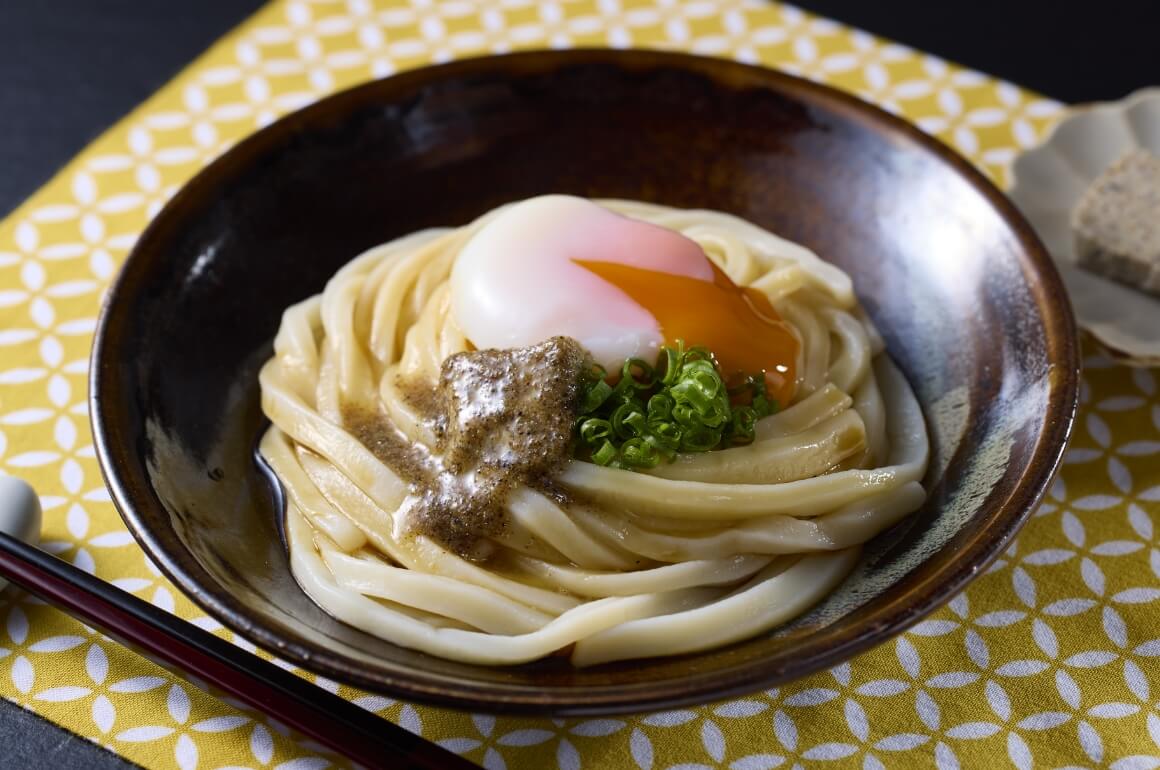 温玉うどんにぼし粉バター乗せ