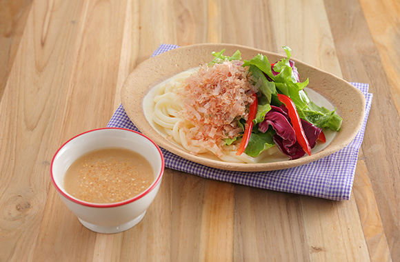 かつお節たっぷり鶏塩サラダうどん