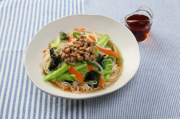 カット野菜と納豆のサラダそうめん