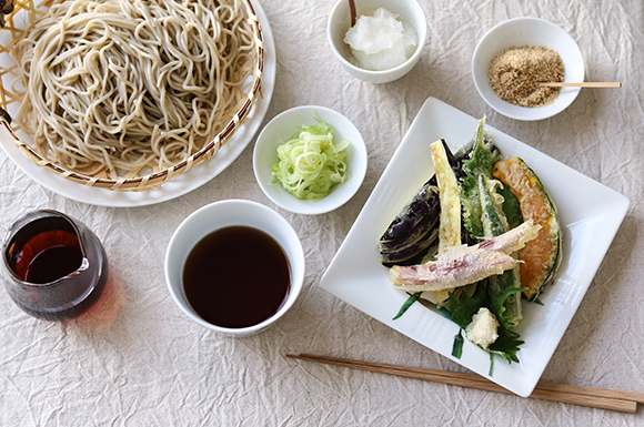 夏野菜たっぷりの天ぷら蕎麦