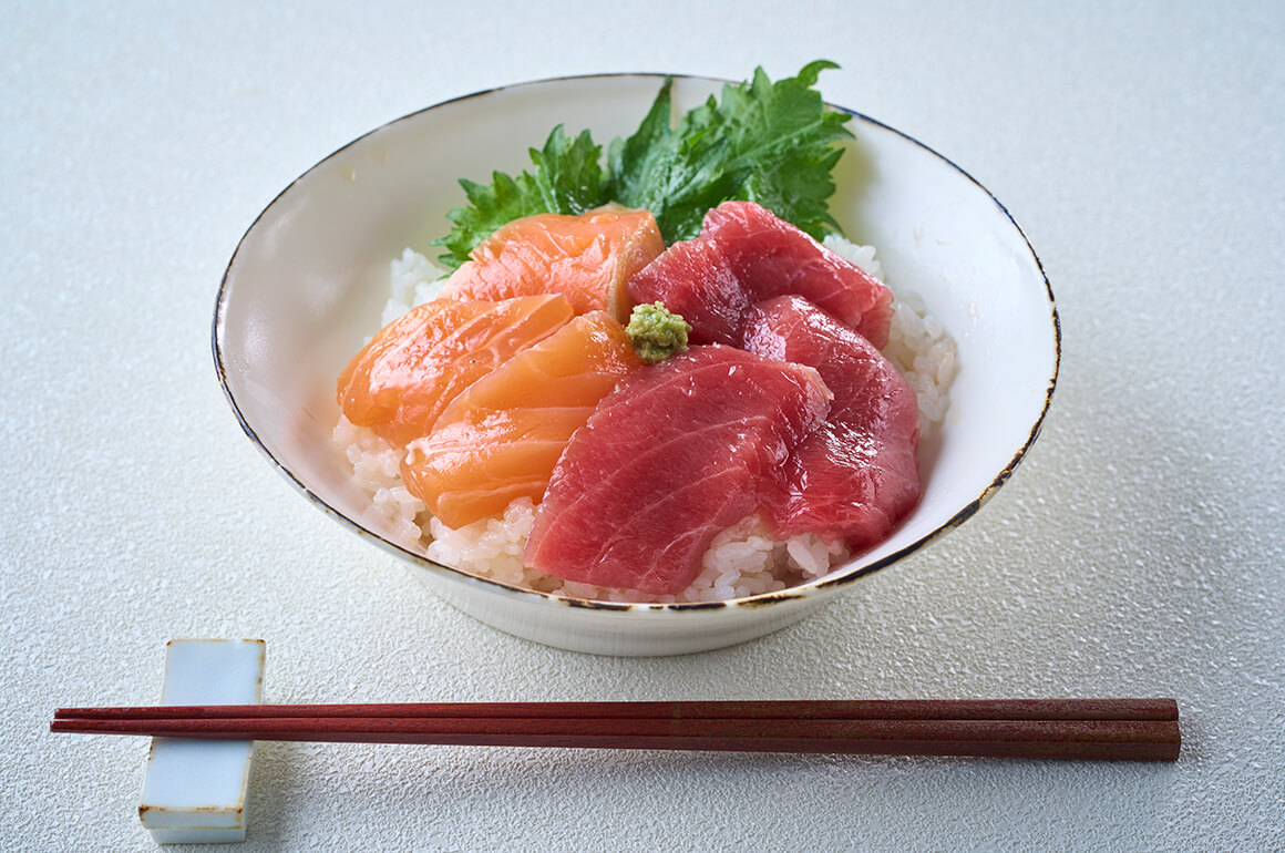 まぐろとサーモンのだしマリネ丼